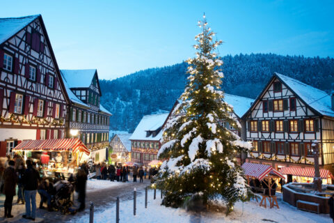 Weihnachtsmarkt Schiltach Am Rathausplatz Mit Weihnachtsbaum